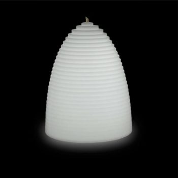 Lámpara  evoca una colmena para espacios interiores y exteriores.