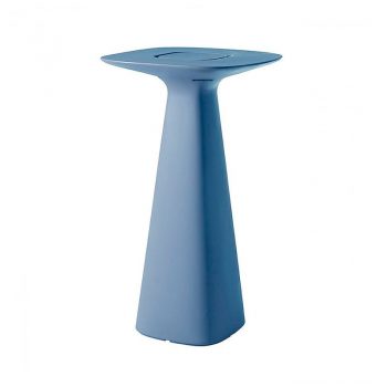 Mesa es una mesa alta y tiene un pie cónico. El cono es símbolo de esencialidad y estabilidad.