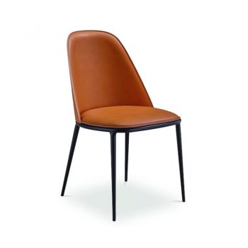 Silla con base de cuatro patas en acero. Asiento y respaldo tapizados en tela