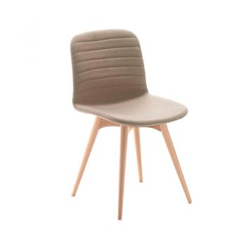 Silla con base en madera lacada. Asiento y respaldo tapizados en tela