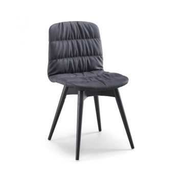 Silla con base en madera lacada. Asiento y respaldo tapizados en tela