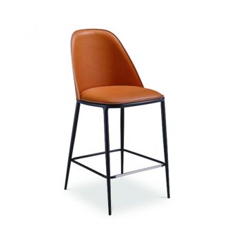 Taburete con base de cuatro patas en acero. Asiento y respaldo tapizados en tela