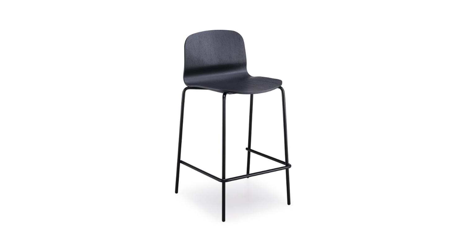Taburete con estructura de cuatro patas en acero lacado. Disponible en versión con asiento y respaldo de madera o asiento tapizado en cuero